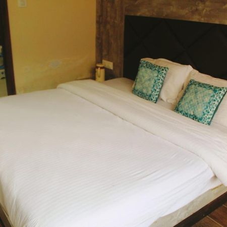 Hotel White Cloud Banikhet Bagian luar foto