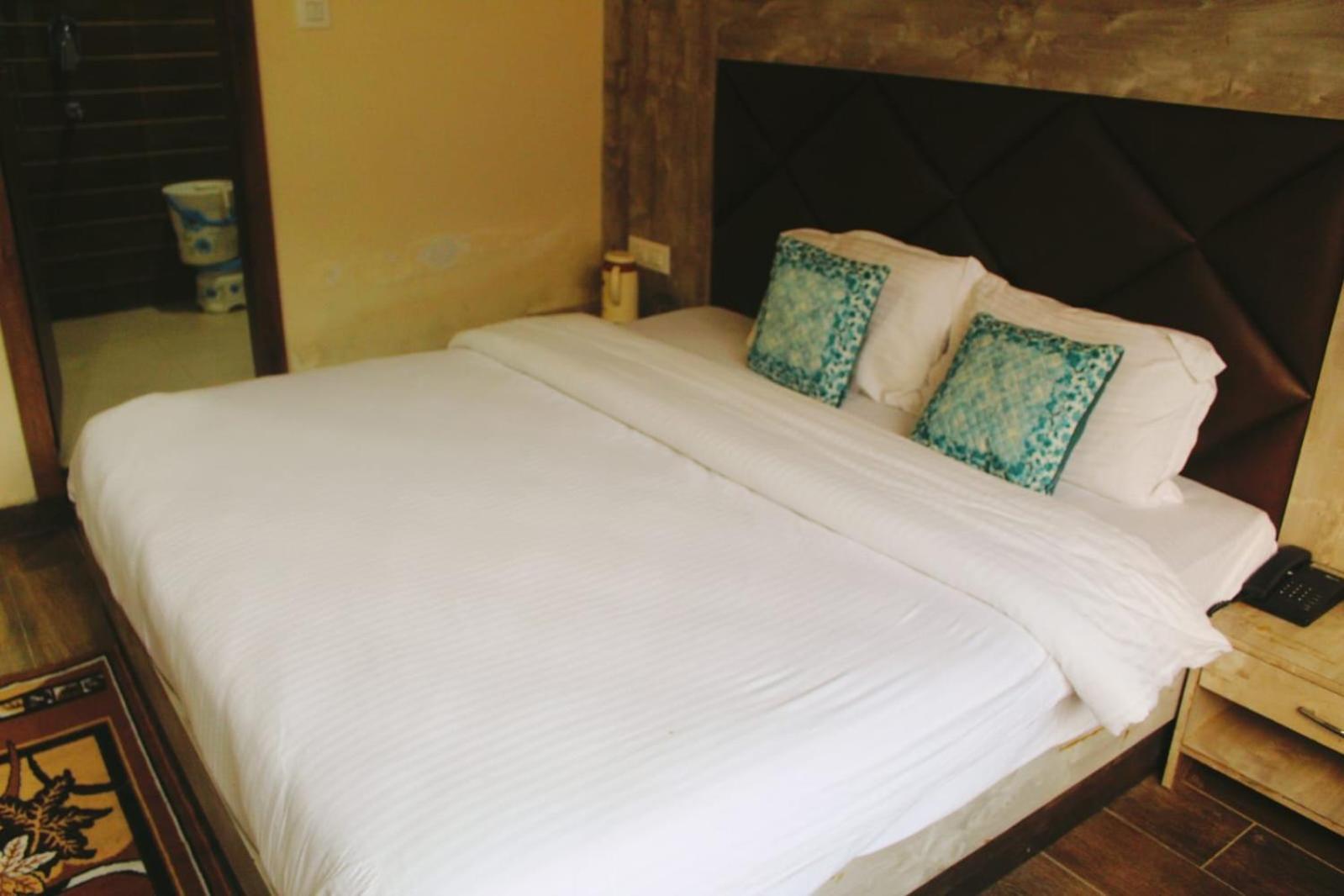 Hotel White Cloud Banikhet Bagian luar foto