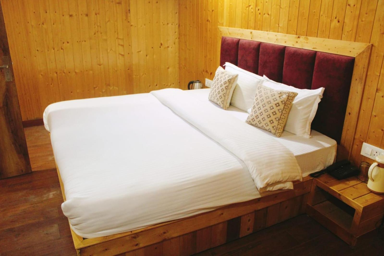Hotel White Cloud Banikhet Bagian luar foto