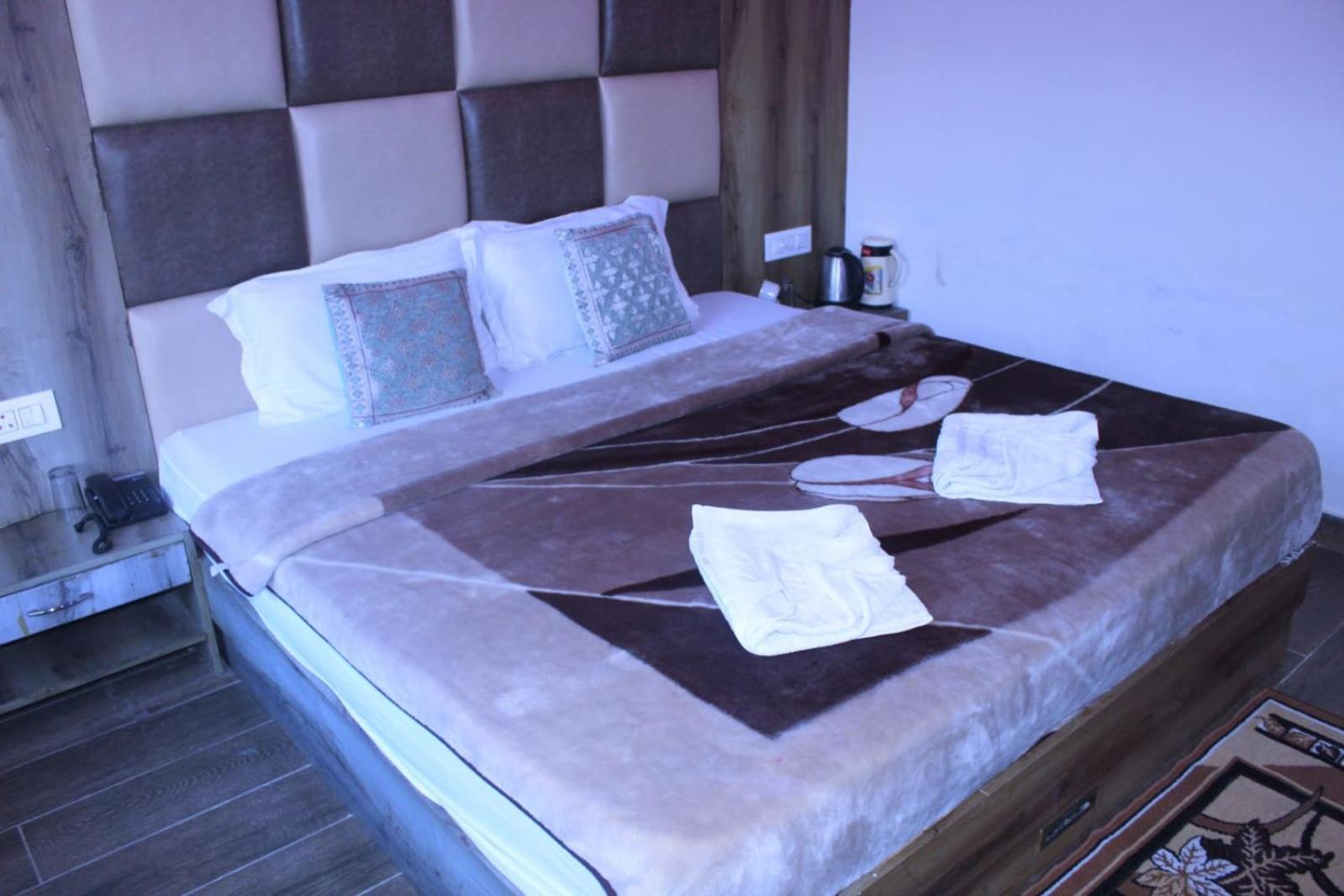 Hotel White Cloud Banikhet Bagian luar foto