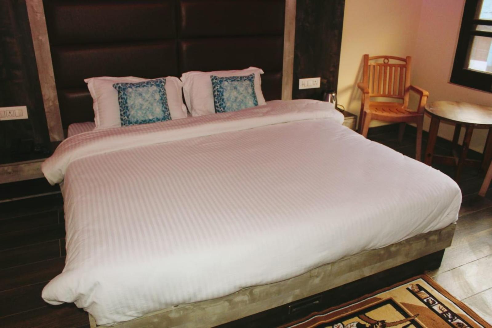 Hotel White Cloud Banikhet Bagian luar foto