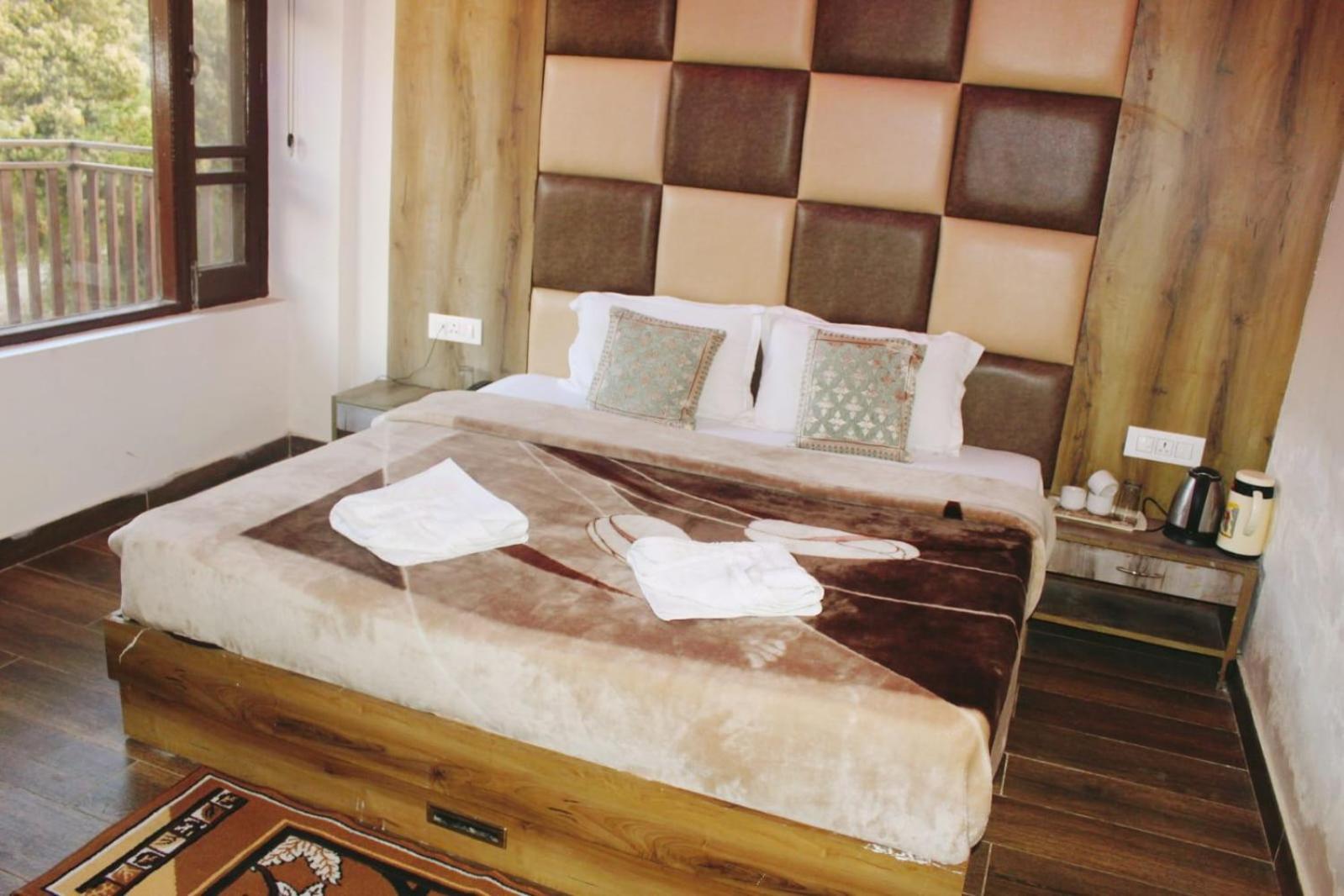 Hotel White Cloud Banikhet Bagian luar foto