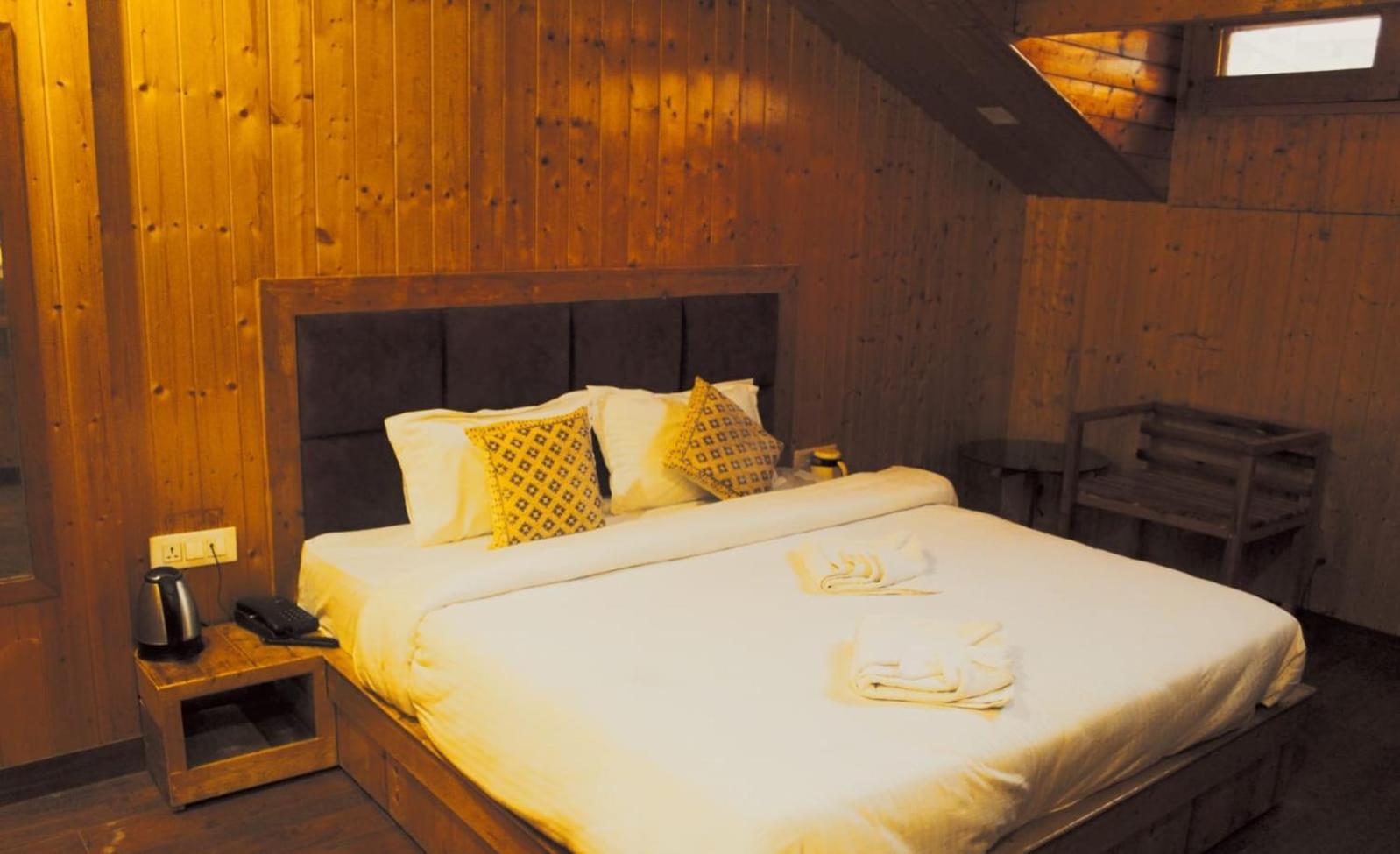 Hotel White Cloud Banikhet Bagian luar foto
