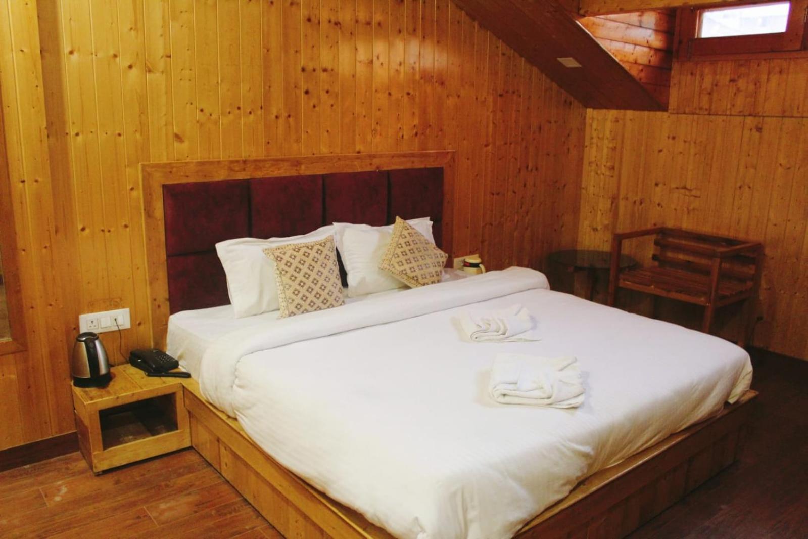 Hotel White Cloud Banikhet Bagian luar foto